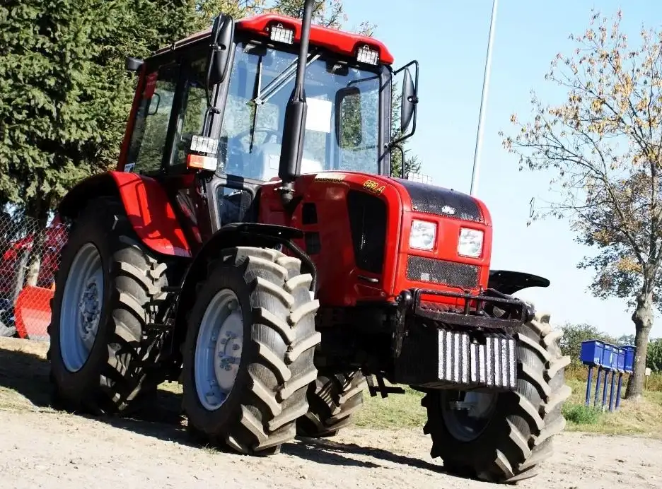 Ciągnik rolniczy Belarus 952.4 z monoblokiem